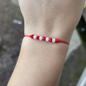 Brățară cu snur reglabil si cristale sticlă rosii și albe